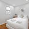 New Renovated Home With Jacuzzi - 温尼伯