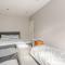 Spacious 2 BED 2 BATH Apartment with FREE PARKING for 2 cars and underground station Zone 2 for quick access to Central London up to 10 guests - Londýn