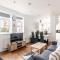 Spacious 2 BED 2 BATH Apartment with FREE PARKING for 2 cars and underground station Zone 2 for quick access to Central London up to 10 guests - 伦敦