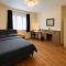Cozy Double Room in Harrow & Wealdstone - Desk,Fast Free Wi-Fi,Near Station - 15 mins by train to Wembley Central & Euston - Harrow Weald