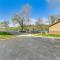 2 Mi to Branson Landing Quiet Home with Lake View - Брэнсон