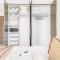 Large 1BR with Sauna in Iconic Tower - Dubaj