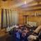 Chalet close to Heathrow T5, Windsor Castle, Legoland, Thorpe Park, with off road parking, free Wifi, private garden, spacious & fully equipped, cozy wood burner & comfy sofa, ideal for exploring London with trains to Waterloo, a beautiful unique retreat - Colnbrook