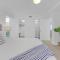 Waterfront Oasis 2BR 2BA with Pool, Gym, Balcony & Parking - 布卡拉顿