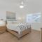 Waterfront Oasis 2BR 2BA with Pool, Gym, Balcony & Parking - 布卡拉顿