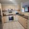Adorable-secure 3 bedroom holiday home with Pool around the corner from The Miners Rest. - Kalgoorlie