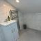 Spacious 4 Bed 4 Bath Stay with Free Parking - Brightside
