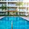 Serene Waterfront 2BR 2BA with Intracoastal Views, Pool, Balcony, Parking - 布卡拉顿
