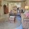 101 - Caribbean décor and a few steps to pool
