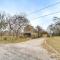 Serene Family Cottage with Deck and BBQ - Spicewood