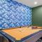 Tiki Bar Pool Putt Putt 1 Mile from BEACH - Seminole