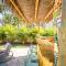 Tiki Bar Pool Putt Putt 1 Mile from BEACH - Seminole