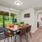 Rainier Cabin with Fireplace-WiFi-Yard-Meadow Views - أشفورد