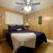 Barney's Retreat- A rustic cabin right on the river with hot tub! - لوراي