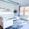 Modern Spacious Loft in Downtown with free parking Modern Spacious Loft in Downtown with free parking