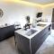 Luxurious 2BR Apartment in City Center with Internet