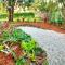 Bruns Beach Garden Apartment - Central, Comfortable & Close to the beach