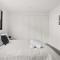 2M 4B Abnb-Style Home in Miranda Nr Westfield & Train with Free Parking