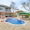 Near Zoo and Riverwalk Spacious Home with Heated Pool - 圣安东尼奥