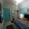 Cairo Gem budget room with AC and smart TV, 12minutes from the airport please only book through booking we can't offer booking outside the app, please contact us via phone number provided after confirming your booking, so we can check you in, thanks - Kairó