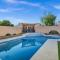 Luxe Phoenix Retreat - heated pool, putting green - بيوريا
