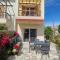 Eva Gardens corner house with stunning garden and huge swimming pool next to CORAL BAY