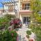 Eva Gardens corner house with stunning garden and huge swimming pool next to CORAL BAY