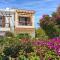 Eva Gardens corner house with stunning garden and huge swimming pool next to CORAL BAY