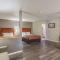 Econo Lodge Inn & Suites