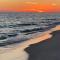 Stunning Sunsets 7TH FL King Suite 2BR 2BA Pools Beach Balcony Sleeps 5 - ديستين