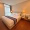 ICON NARINDRA SUITES HOTEL An expansive and elegant room with a complimentary minibar service - Bangkok