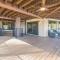 Dos Pinos Spacious Lakefront Cabin with Game Room - غروفلاند
