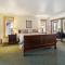 Dos Pinos Spacious Lakefront Cabin with Game Room