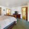 Dos Pinos Spacious Lakefront Cabin with Game Room