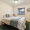 Dos Pinos Spacious Lakefront Cabin with Game Room