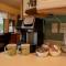 Hideaway Riverfront Cabin in Kernville with Universal EV Charger - Кернвилл