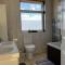 Petite bedroom ideal for short or last min stay - Feltham