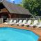 Chalet 170m2 avec CLIM- Piscine privée - Jacuzzi - 5 chambres - 8 lits - 12 pers max - 20 min d'Aurillac - Boisset