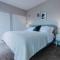 Open 2BR-1BA Penthouse w Pool and Balcony - Tower Grove