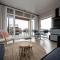 Modern houseboat with view of the Lake - Offingawier