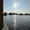 Modern houseboat with view of the Lake - Offingawier