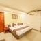 FabHotel Pleasure Inn - Near DB Mall