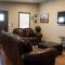 Modern Comfort Suite - Villa B - Floydada