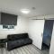 Modern 1BR Apartment 5 Mins to Tube, Free Parking & Sofa Bed - 伊灵