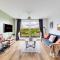 Penthouse Apartment - City Centre - Secure Parking, Balcony, Self-Check-In, Fast Wifi and Smart TV with Netflix by Yoko Property - Milton Keynes
