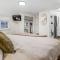 New Renovated 1BR with King Modern Comfort - Berea