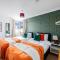 Stylish Home - Close to City Centre - Free Parking, Balcony, Self-Check-In, Fast WiFi and Smart TVs by Yoko Property - Milton Keynes