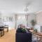 Stylish Home - Close to City Centre - Free Parking, Balcony, Self-Check-In, Fast WiFi and Smart TVs by Yoko Property - Milton Keynes