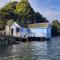 Cabin on the water, on a small island - 琼奇