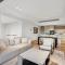 Jewel Luxury Beachside 2-Bed with Water View Gym